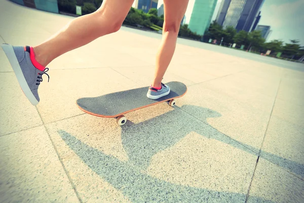Skateboarder skateboard en ville — Photo