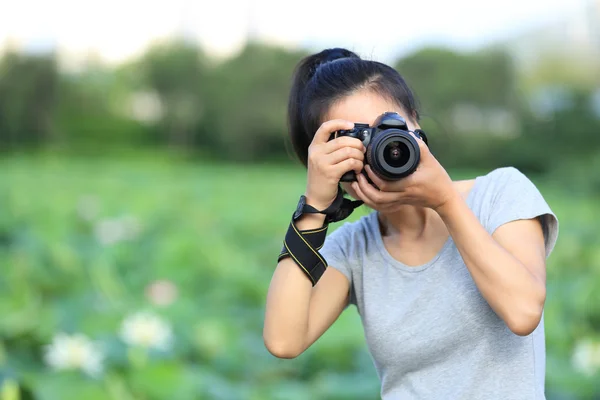 Mladá žena fotograf — Stock fotografie