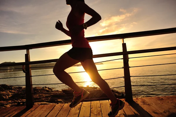 Jeune femme fitness jambes courir — Photo