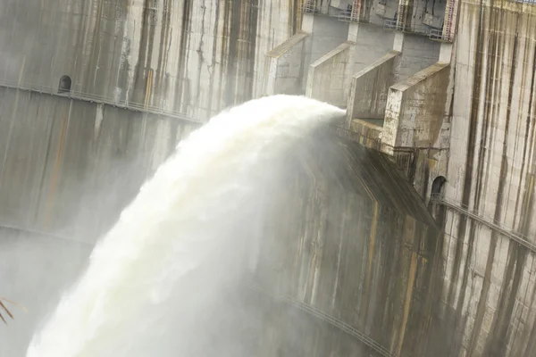 Dam kwijting ingestroomd water in China — Stockfoto