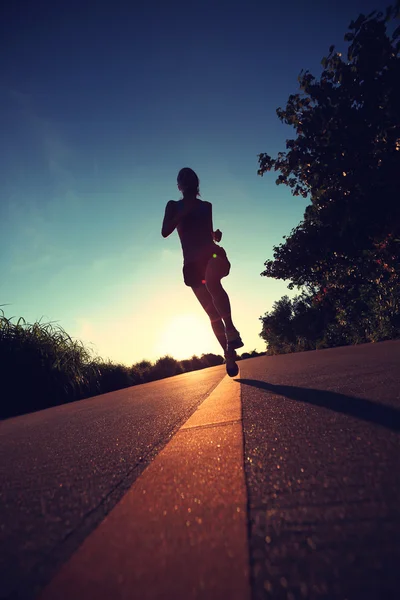 Sunrise çalışan genç fitness kadın
