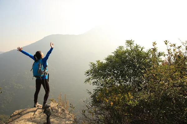 Mujer excursionista en pico de montaña — Foto de Stock