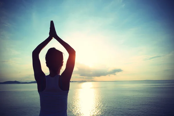 Sağlıklı yoga kadın meditasyon — Stok fotoğraf