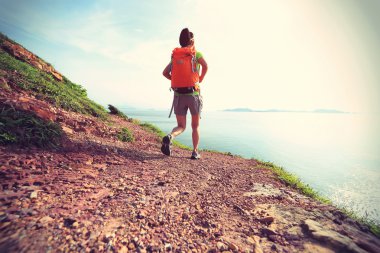 Genç kadın backpacker sahil üzerinde