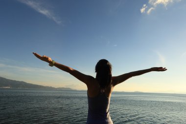 kadın jogger Kollarını açarak tezahürat