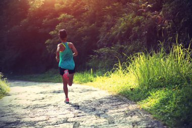 runner atlet ormanı iz üzerinde çalışan
