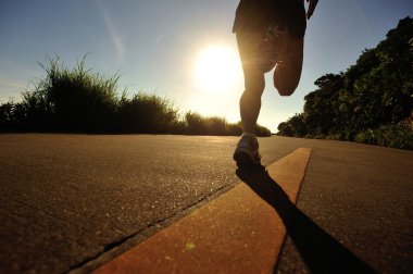 Çalışan genç fitness kadın bacakları