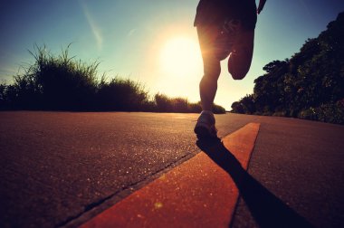 Çalışan genç fitness kadın bacakları