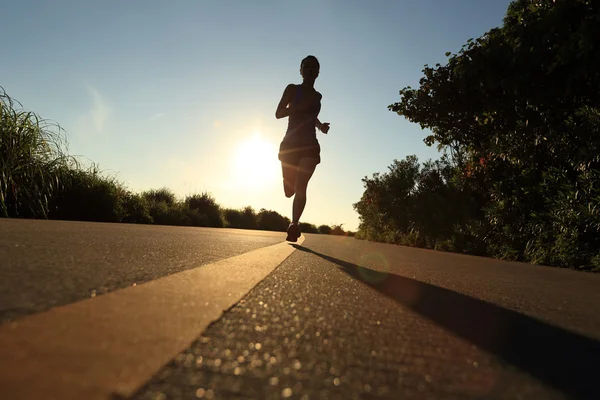 Joven fitness mujer corriendo —  Fotos de Stock