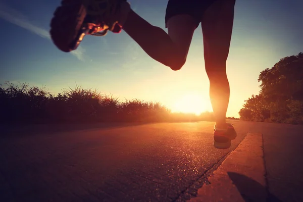 Joven fitness mujer corriendo — Foto de Stock