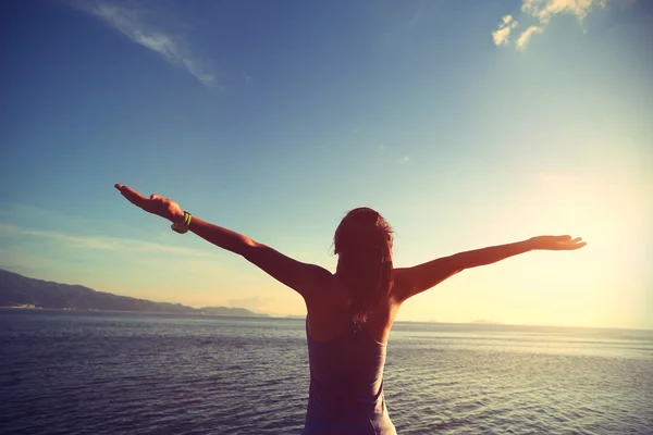 kadın jogger Kollarını açarak tezahürat