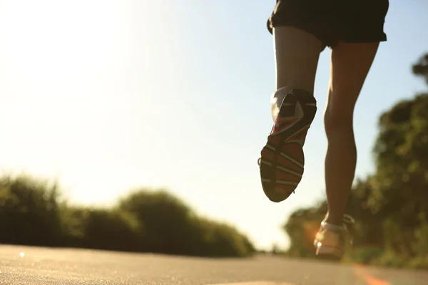 Joven fitness piernas de mujer corriendo — Foto de Stock
