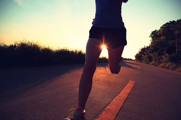 Jonge fitness vrouw uitgevoerd — Stockfoto