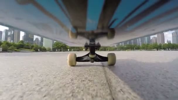 Dynamisches Skateboarden durch die Stadt — Stockvideo