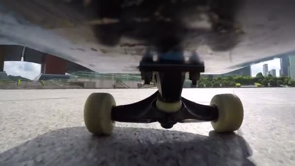Dynamic skateboarding through city — Stock Video