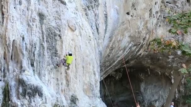 Scalatore arrampicata su roccia — Video Stock