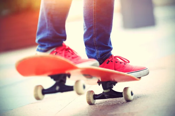 Skateboarder paardrijden skateboard — Stockfoto