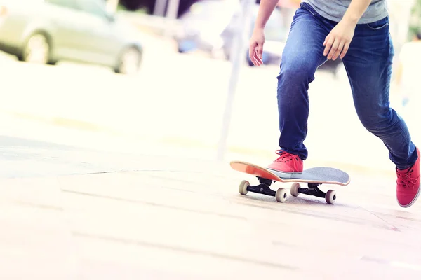 Skateboarder paardrijden skateboard — Stockfoto