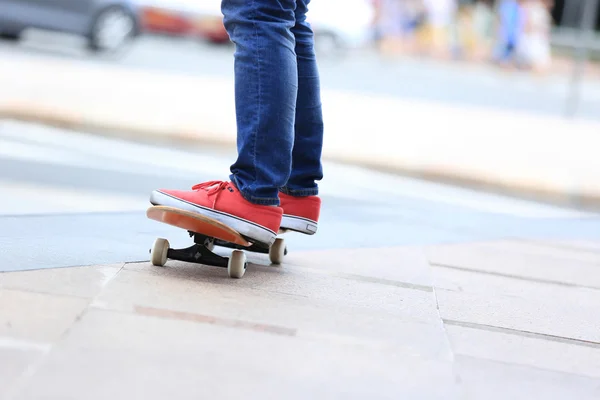 Skateboarder paardrijden skateboard — Stockfoto