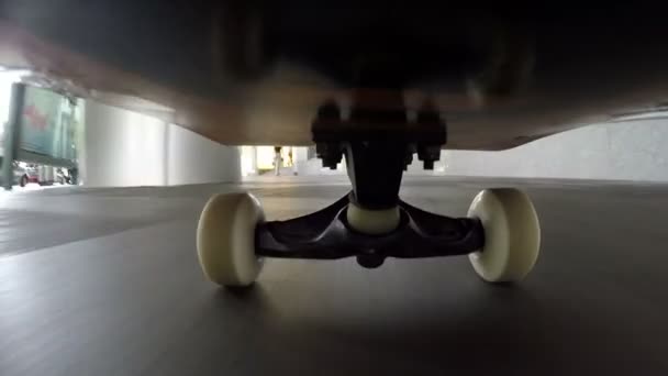 Skateboard dynamique à travers la ville — Video