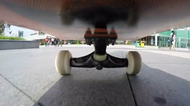 Skateboard dinamico attraverso la città — Video Stock