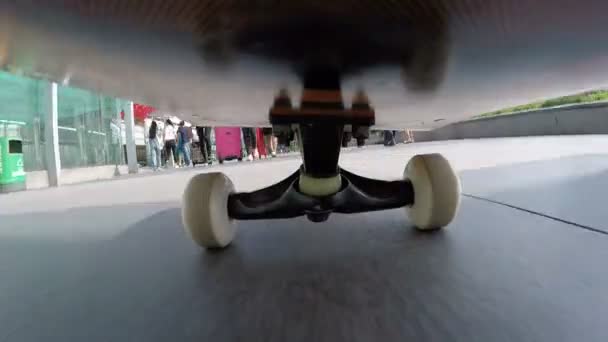 Skateboard dinamico attraverso la città — Video Stock