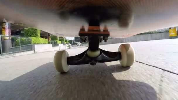 Skateboard dinamico attraverso la città — Video Stock