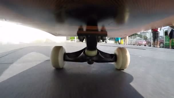 Динамічний скейтбординг через місто — стокове відео