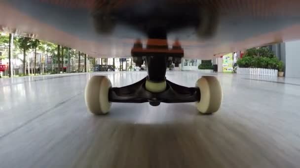 Skateboard dynamique à travers la ville — Video