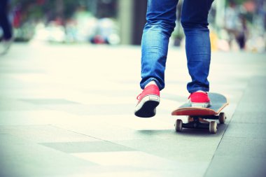 Genç kaykaycı ayak kaykay üzerinde