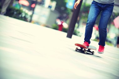 Genç kaykaycı ayak kaykay üzerinde