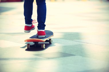 Genç kaykaycı ayak kaykay üzerinde