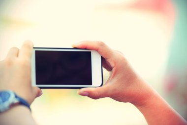 akıllı telefon kullanan genç eller