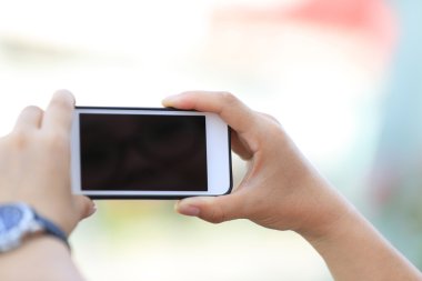 akıllı telefon kullanan genç eller