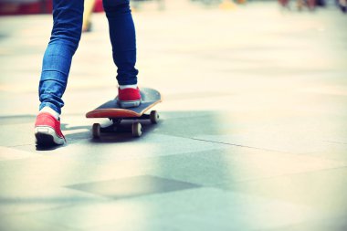 Genç kaykaycı ayak kaykay üzerinde