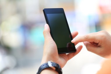 akıllı telefon kullanan genç eller