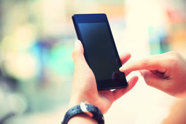 akıllı telefon kullanan genç eller