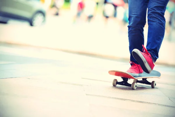 Patas de skate jóvenes en el monopatín — Foto de Stock