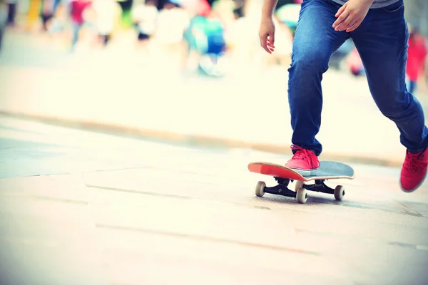 Jeunes jambes de skateboarder sur skateboard — Photo