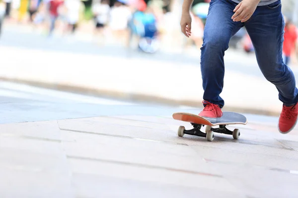 Giovane Skateboarder Gambe Equitazione Skateboard Città — Foto Stock