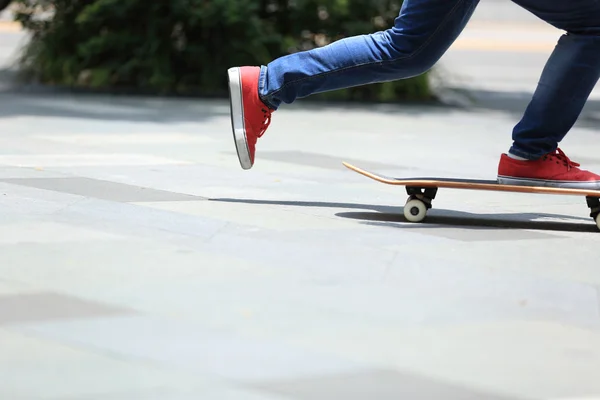 Joven Patinador Piernas Caballo Monopatín Ciudad — Foto de Stock