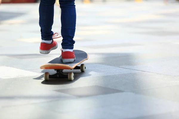 Joven Patinador Piernas Caballo Monopatín Ciudad — Foto de Stock