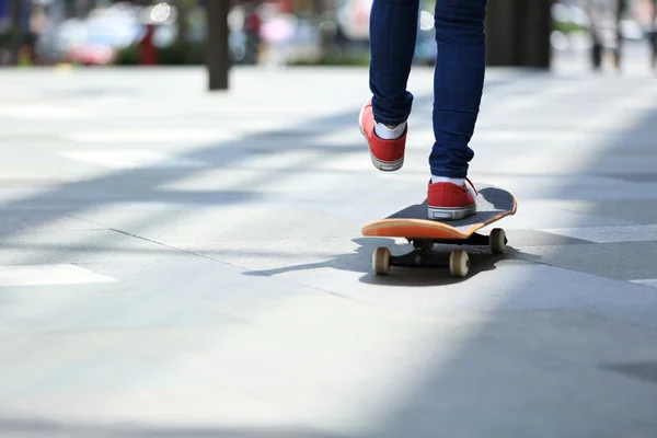 Junge Skateboarder Beine Auf Skateboard Der Stadt — Stockfoto