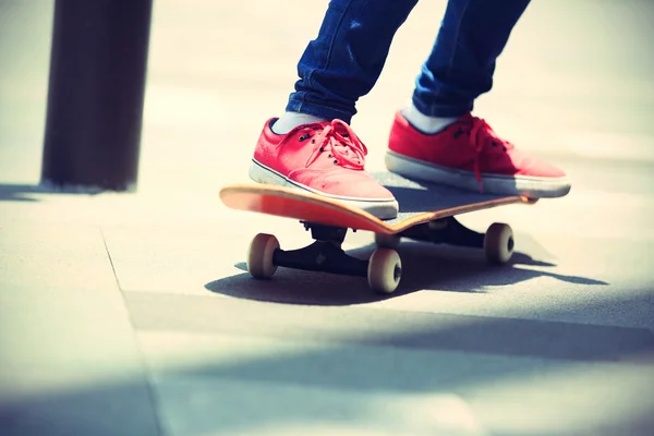 Giovani gambe skateboarder su skateboard — Foto Stock