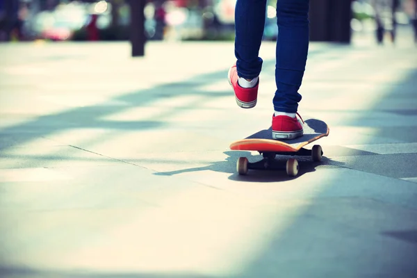 Junge Skateboarder Beine auf Skateboard — Stockfoto
