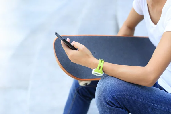 Nahaufnahme Einer Jungen Skateboarderin Mit Smartphone Der Stadt — Stockfoto