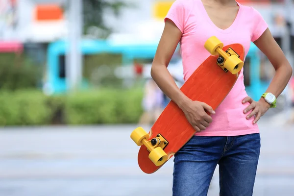 Jeune femme skateboarder — Photo