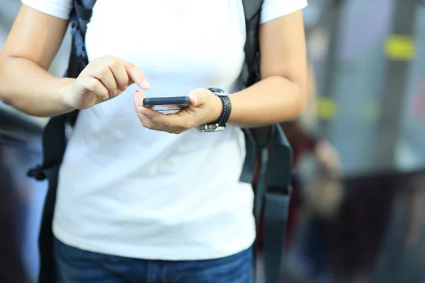 Giovane femmina utilizzando smart phone — Foto Stock