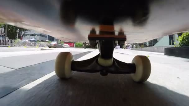 Skateboard fahren auf der Straße — Stockvideo