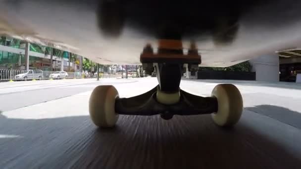 Skateboard fahren auf der Straße — Stockvideo